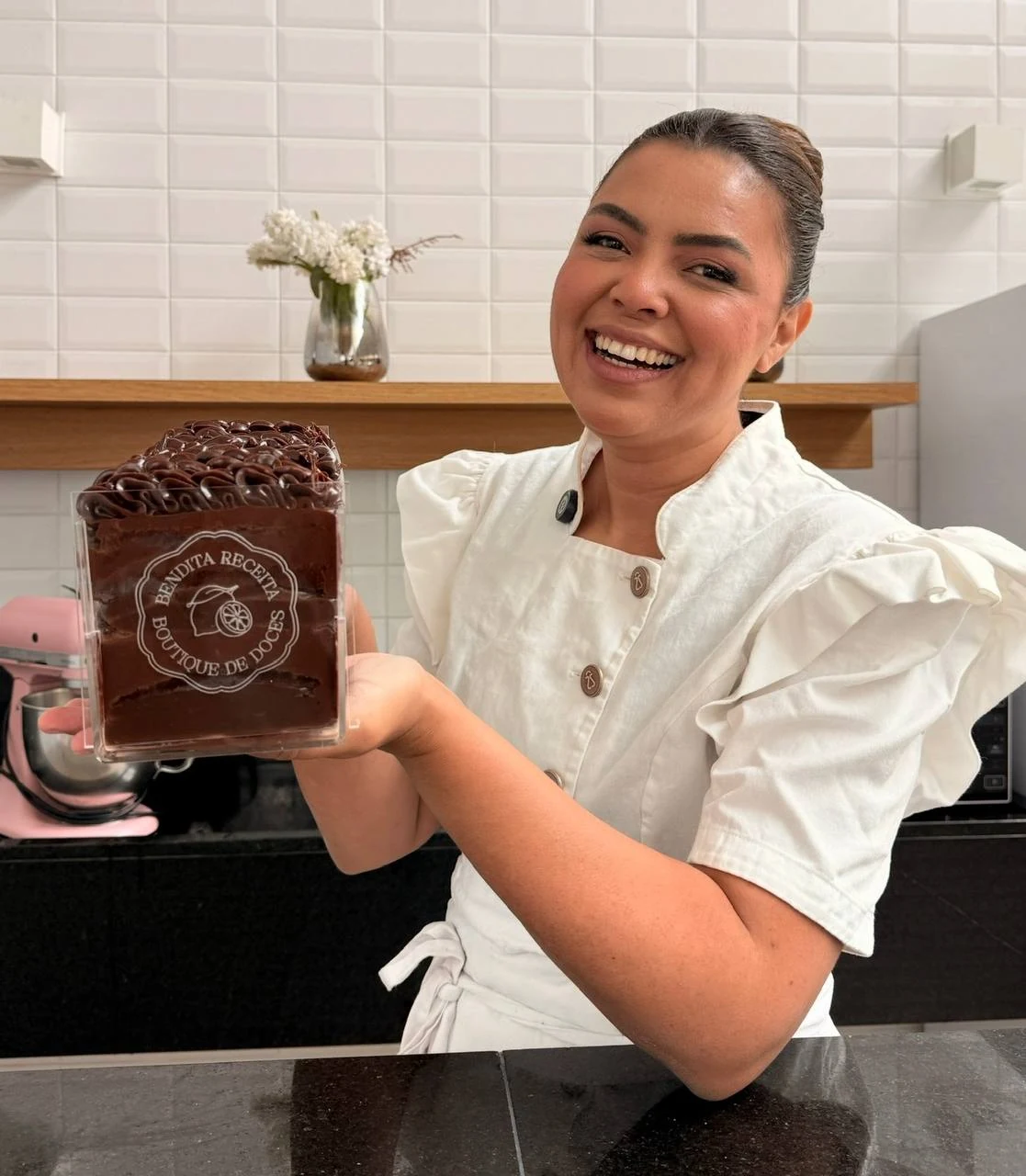 Chef Geicy Galindo com bolo de chocolate da Bendita Receita