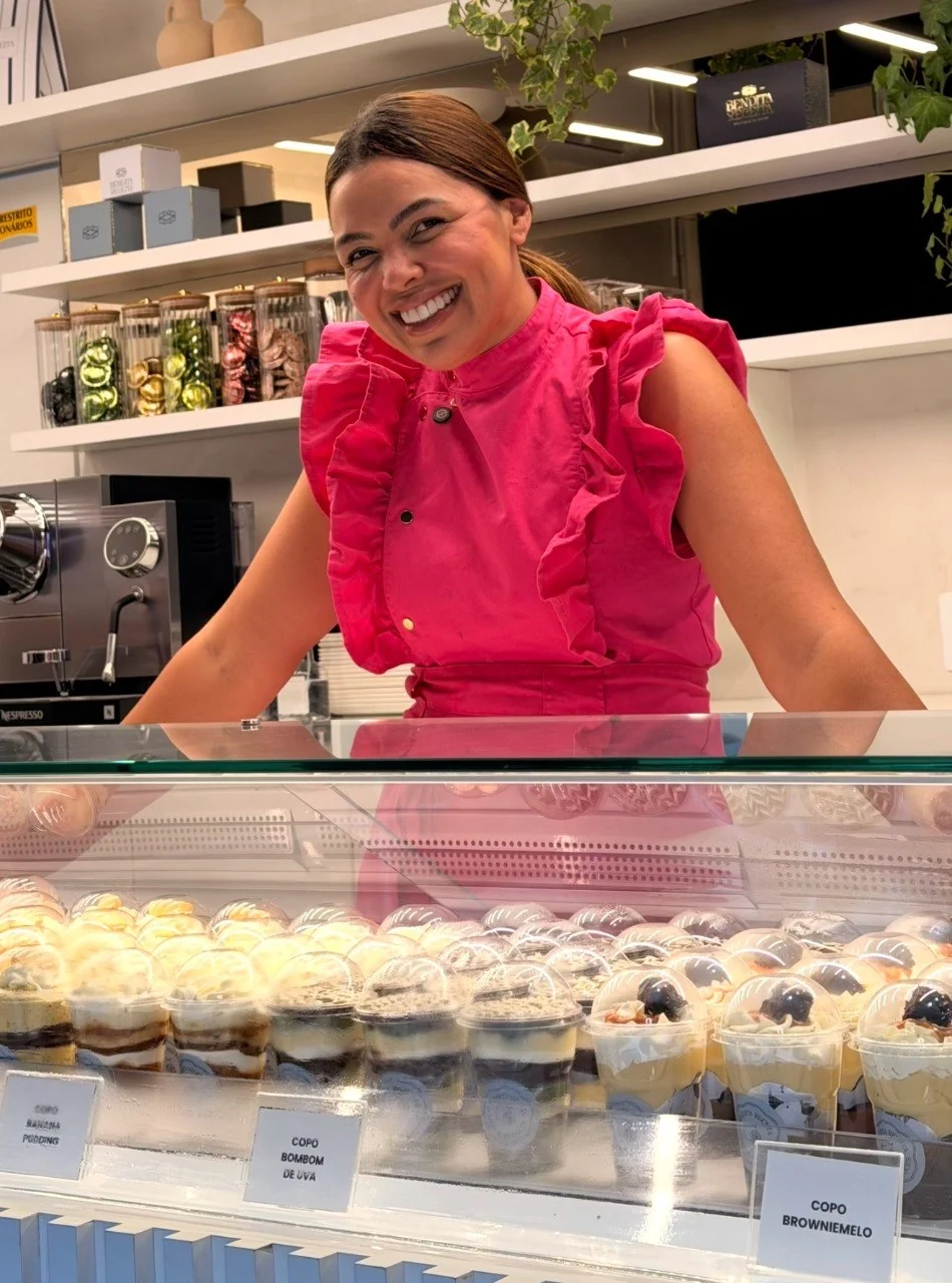Chef Geicy Galindo no balcão da Bendita Receita